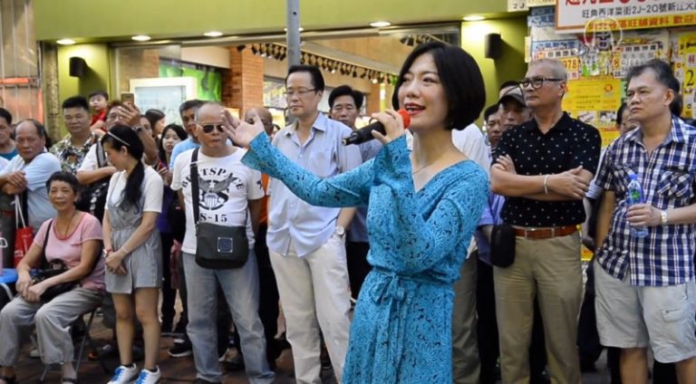真情打動觀眾 旺角小龍女街頭演唱火爆