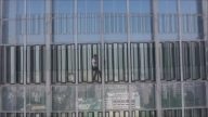威廉希尔体育官网放轻松：法国蜘蛛人攀高楼 半路被警方“拿下”