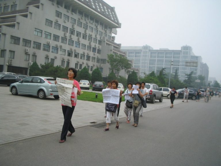 八訪民在北大示威抗議 高呼打道孫東東