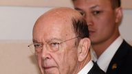 美商務部長提前抵京 走出酒店全程「黑臉」