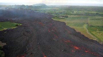 基拉韦厄火山熔岩流入湖泊 整座湖水蒸发（视频）