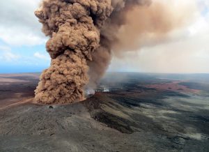 基拉韦厄火山喷发的熔岩 将 火山毛 喷射到夏威夷的天空中 科技资讯 历史故事网