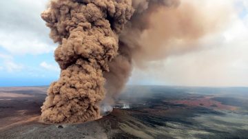 夏威夷火山口再现新裂缝 专家忧火山口底部爆炸