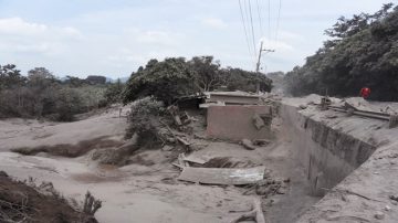 火山噴發 危國近百死 夏威夷度假地消失