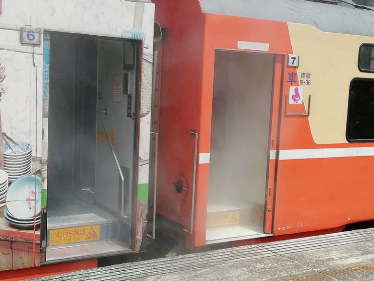 台鐵觀光列車著火冒煙 約160名旅客疏散