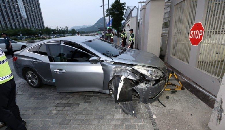 首爾男子駕車撞美使館 動機不明  1人受傷