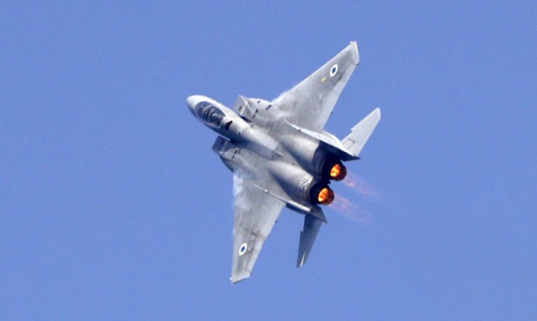 美軍F-15戰機沖繩墜海 飛行員彈射逃出重傷