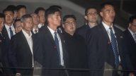 金正恩夜游10分钟神情紧张 离开后迅速擦指纹