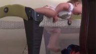 萌翻啦！美国德州女婴抛被单翻婴儿床“出逃”