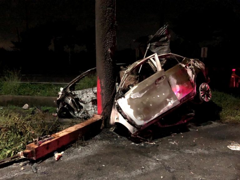 彰化汽車撞廟宇牌樓 2人拋車外亡2人燒成焦屍