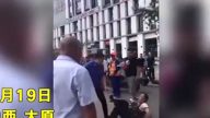 山西年轻城管当街鞭打老人 激起民愤！（视频）