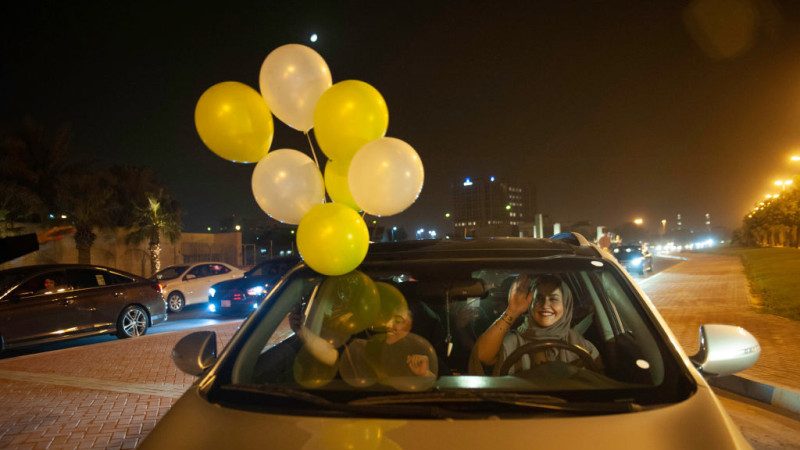 沙特女性开车解禁 经济估增900亿美元