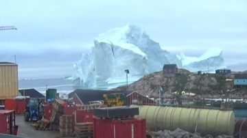 漂浮冰山逼近格陵兰岛 威胁当地村庄