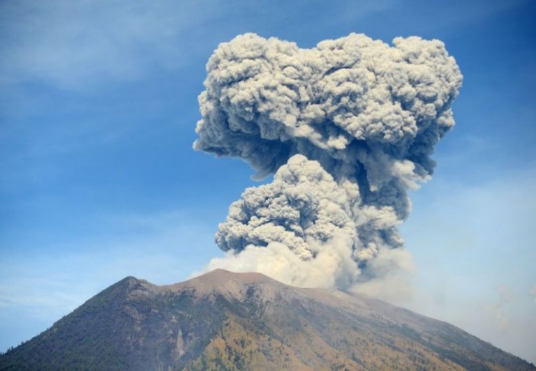 印尼阿貢火山劇烈噴發 熔岩蔓延2公里居民急撤