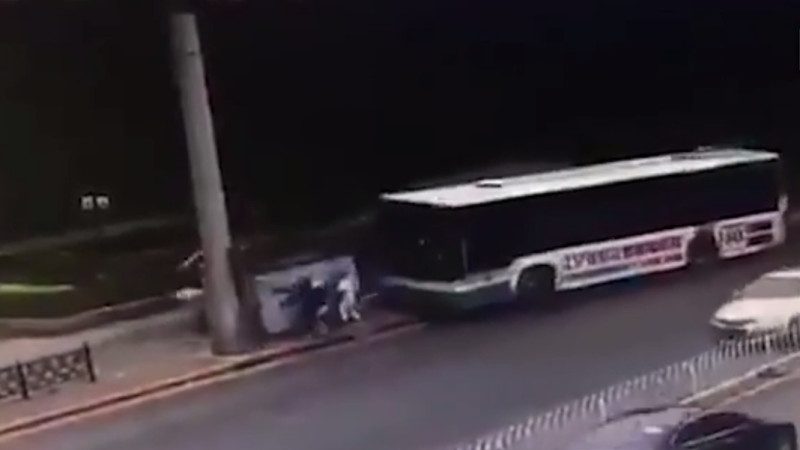 瀋陽大媽與司機吵架竟搶方向盤 公車失控撞侯車亭1死9傷