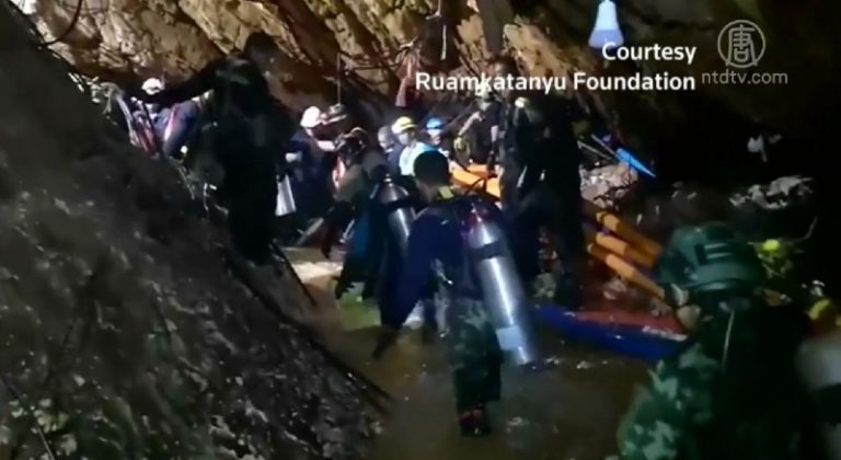 洞穴內營救少年足球隊 泰潛水員殉職