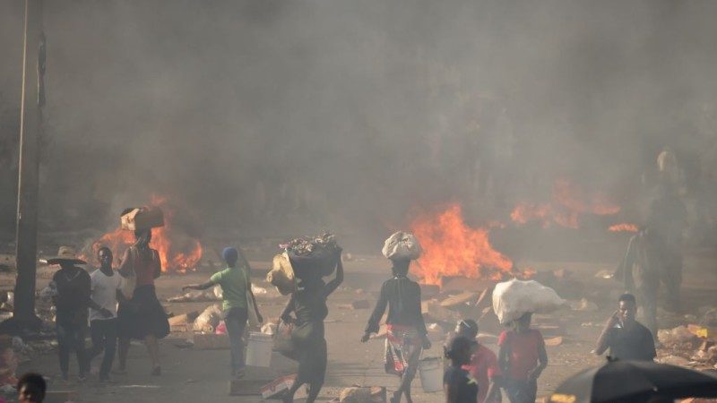 油价调涨 海地首都暴动传当街焚尸