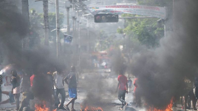 首都爆发暴力示威 海地暂停调涨油价