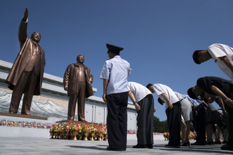 金正恩疑遭突发状况 罕见缺席金日成忌日