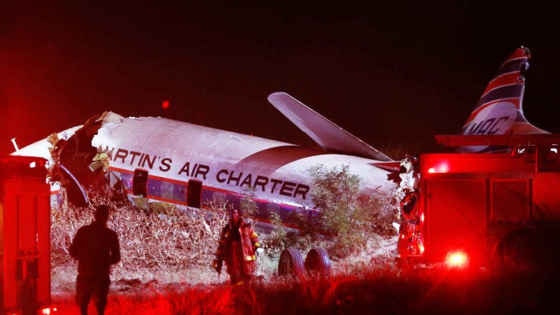 老旧客机坠毁南非机场 断3截砸中工厂1死约20伤