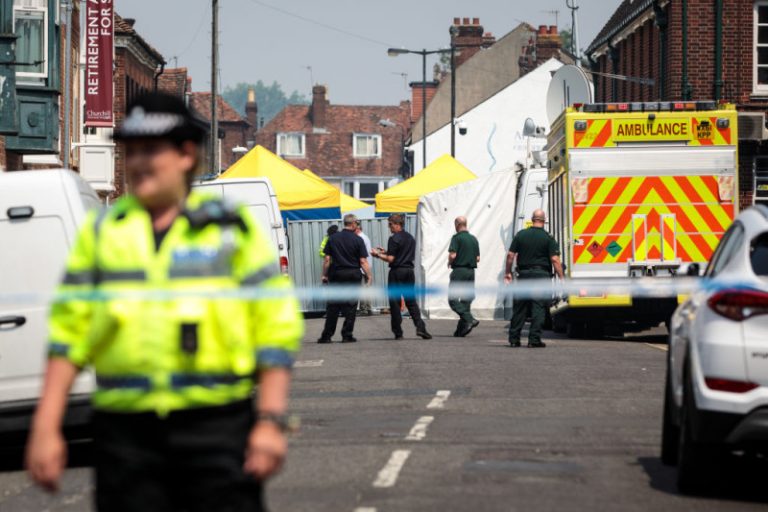 英中毒情侶住宅搜出「小瓶子」 警證實諾維喬克毒劑