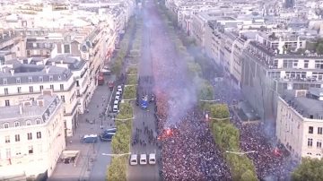 世界杯冠军回国 巴黎凯旋门前50万人庆功