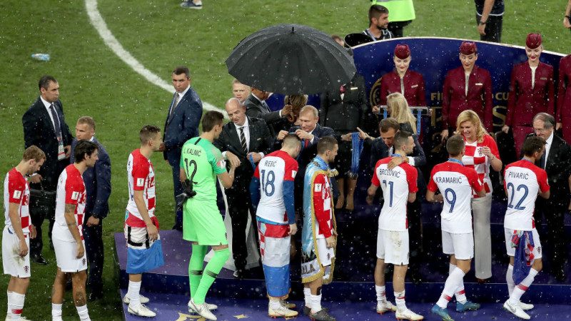 滂沱大雨真情流露 克罗地亚总统拥抱队员