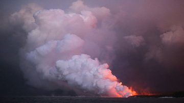 夏威夷火山熔岩塊擊中遊船 23人受傷