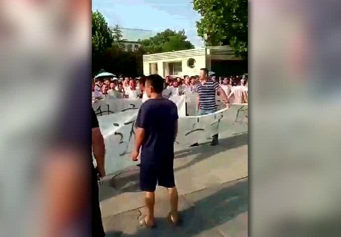 聊城萬餘家長學生遊行抗議教育不公