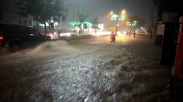 高雄雨势又急又大 4千多户停电 机场跑道破洞