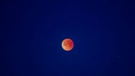 週五上演「血月」懸空 本世紀持續最長月全食