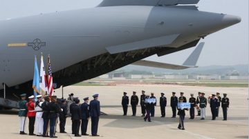 美運輸機載55具美軍遺骸 從朝鮮飛抵韓國