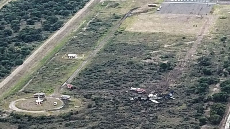 墨西哥航空坠机 乘客携女从机身破洞逃生