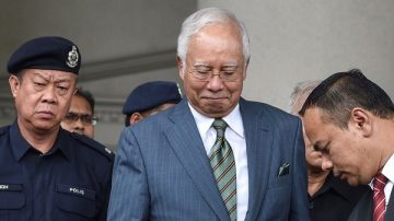 大马前首相被控洗钱 纳吉布出庭不认罪