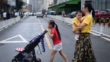 上海女：生两个跟碎钞机一样 生三个怎么养？