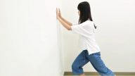 日本名醫：這樣推牆5秒 改善腰痛、便秘