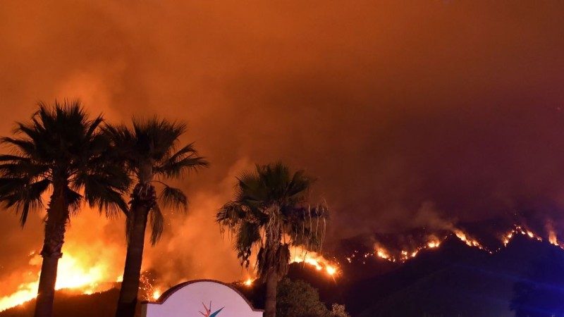 加州野火逼近退休社区 逾万民众紧急撤离
