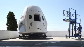 SpaceX公开龙飞船 升空航宇员亮相