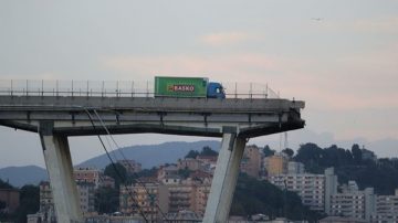 意大利小貨車「斷崖」前剎停 網友封他「世界上最幸運的人」