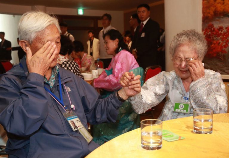 韓朝離散家屬團聚 心裡話難用語言表達