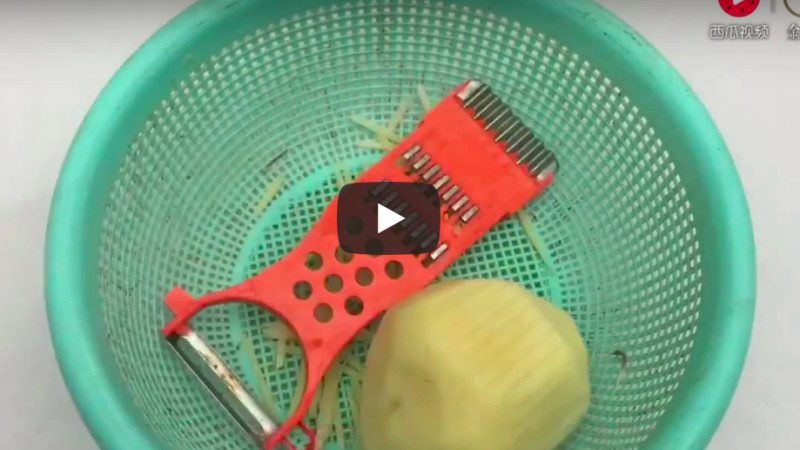 切土豆丝，用切丝器可能伤到手，一根筷子帮你搞定