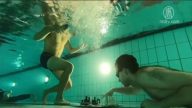 伦敦水下象棋赛 憋气思考见功夫