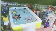 福建1岁女婴游泳馆溺水 妈妈一旁玩手机未发现（视频）