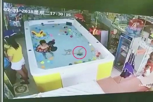 福建1岁女婴游泳馆溺水 妈妈一旁玩手机未发现（视频）