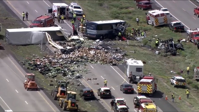 美新墨西哥州巴士与货车对撞 至少4死逾40伤