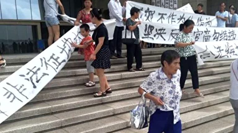 官商勾結強徵強拆 江西村民市府抗議