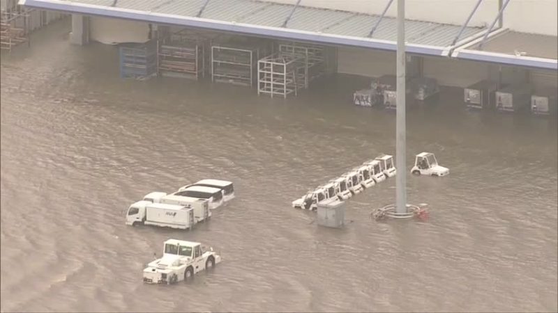 台风燕子袭日本 10人死 关西机场淹水