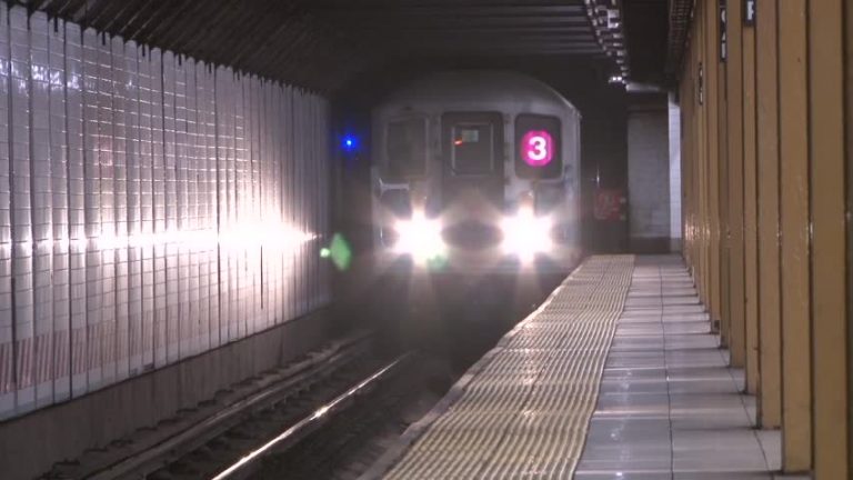 新型號地鐵車門故障 MTA回收300節車廂