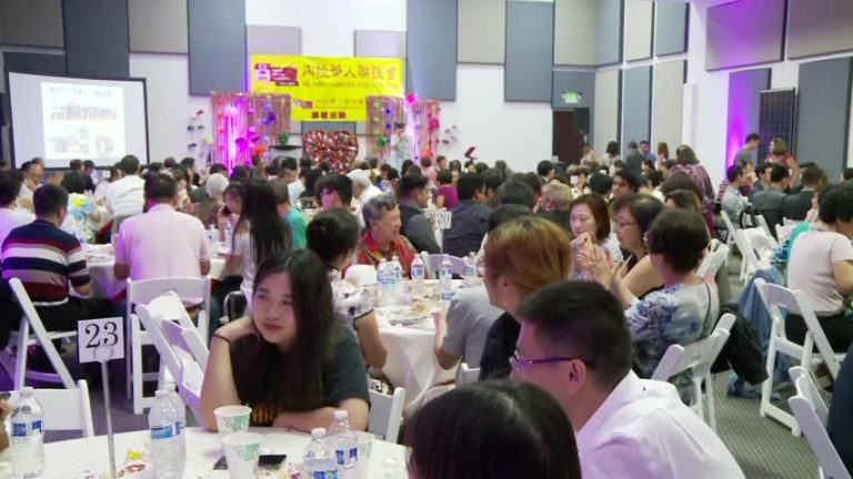 中秋做慈善 內陸華人聯誼會爲學童捐鞋