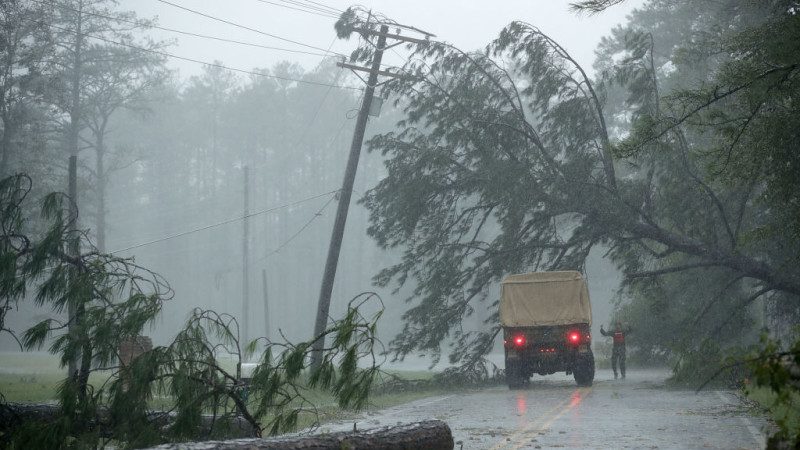 飓风引发北卡洪灾  气象员中断直播撤离